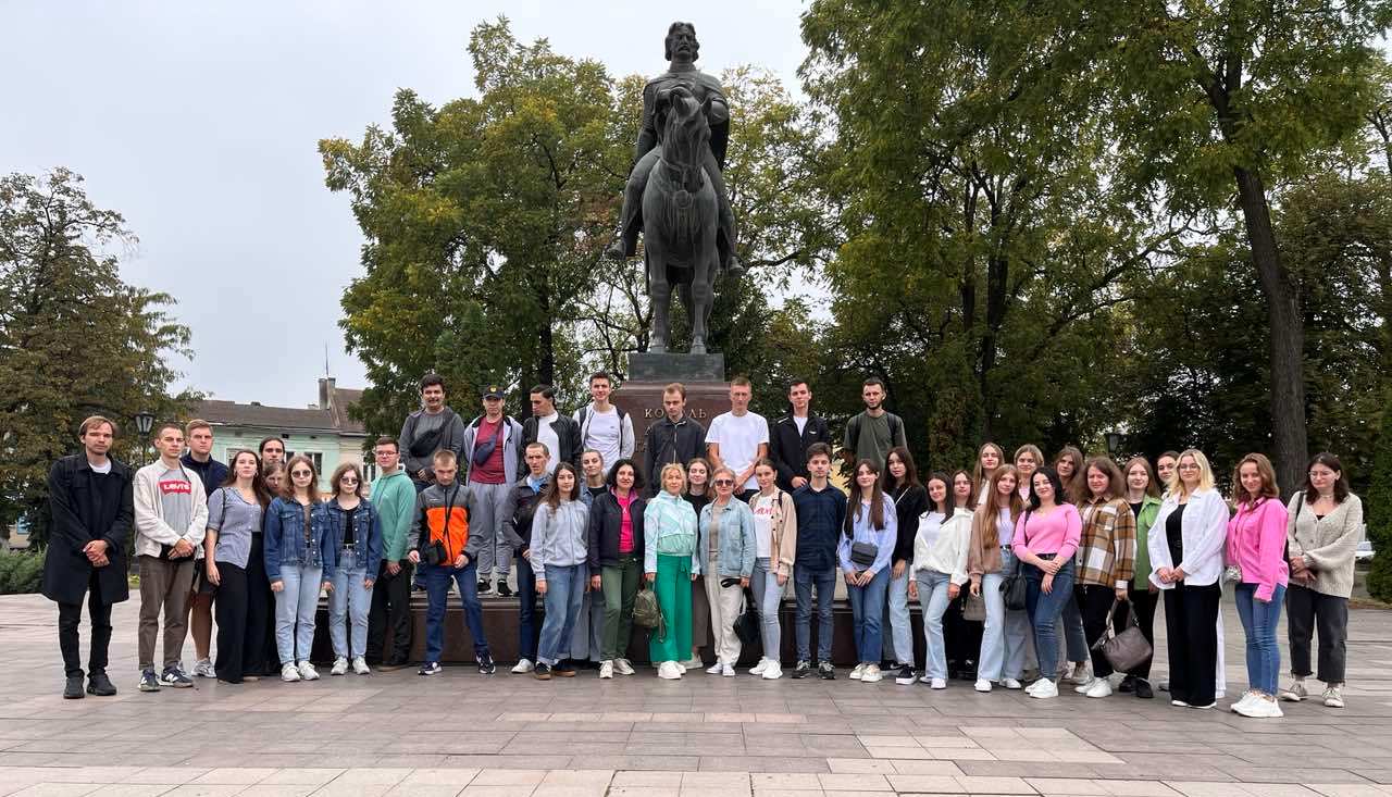 Біля пам_ятника Данилу Галицькому